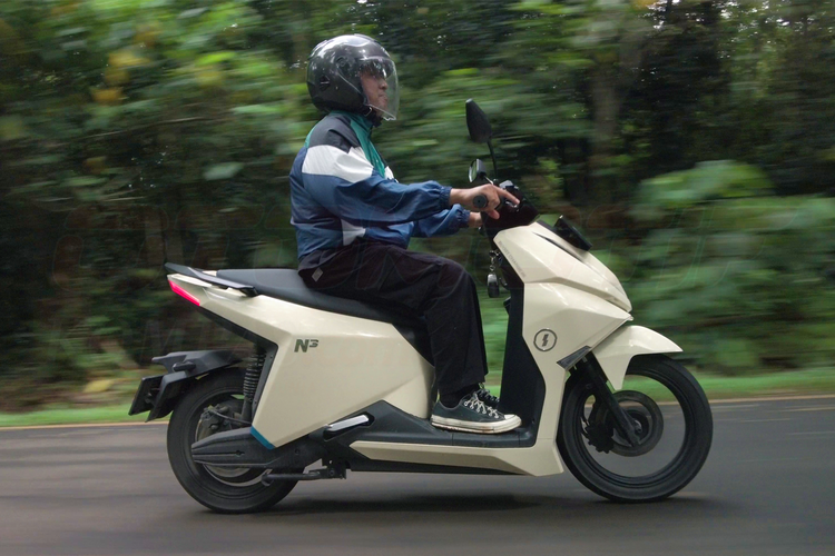 Skuter listrik, mobilitas perkotaan, Alva N3, motor listrik, Mengulas Rasa Berkendara Motor Listrik Alva N3 di Perkotaan