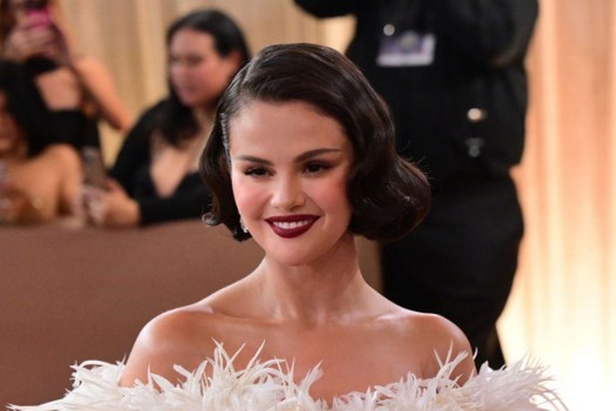 Selena Gomez, Golden Globes, Benny Blanco, Selena Gomez Selfie Tanpa Makeup Usai Tampil Glamor di Golden Globes 2026, Tampil natural lewat selfie makeup-free, Kontras dengan gaya glamor di Golden Globes, Momen kebersamaan Selena dan Benny Blanco, Pilih perayaan sederhana usai acara, Selaras dengan pesan penerimaan diri