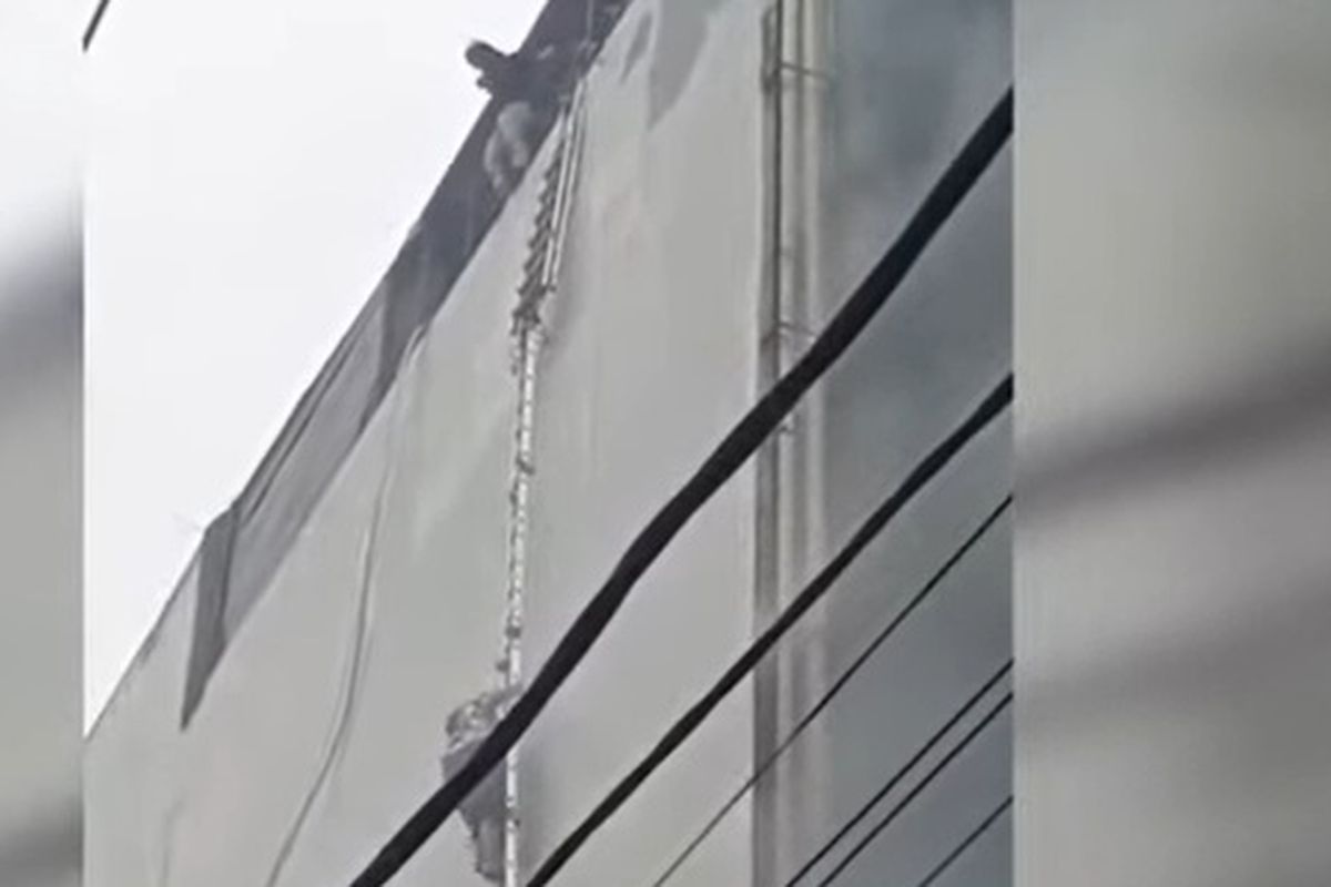 kantor Terra Drone, Kebakaran kemayoran, Korban kebakaran kemayoran, kronologi kebakaran kemayoran, Kantor Terra Drone, kantor terra drone kebakaran, kebakaran Cempaka Baru, Kebakaran Kantor Terra Drone Kemayoran: Kronologi, Detik-detik Penyelamatan, dan 20 Kantong Jenazah, 1. Api sudah padam sekitar pukul 14.32 , 2. Kronologi kebakaran di Kemayoran, 3. Detik-detik petugas evakuasi warga dari lantai atas, 4. Total ada 20 kantong jenazah