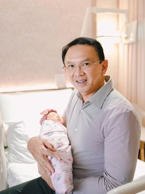 Puput Nastiti Devi, Intip Style Puput Nastiti Devi Melahirkan Anak Ketiga, Nuansa Pastel, Makeup natural Puput Nastiti Devi, Rambut ditata rapi dengan gaya sederhana, Busana bernuansa pastel lembut, memberi kesan hangat dan menenangkan, Gaya Ahok yang simpel dan bersih, fokus pada peran sebagai pendamping