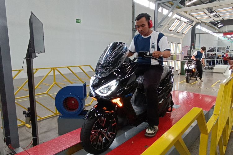 baterai gendong, Polytron Fox R, motor listrik, Tren Baterai Gendong Motor Listrik: Dampak dan Risiko Menurut Ahli