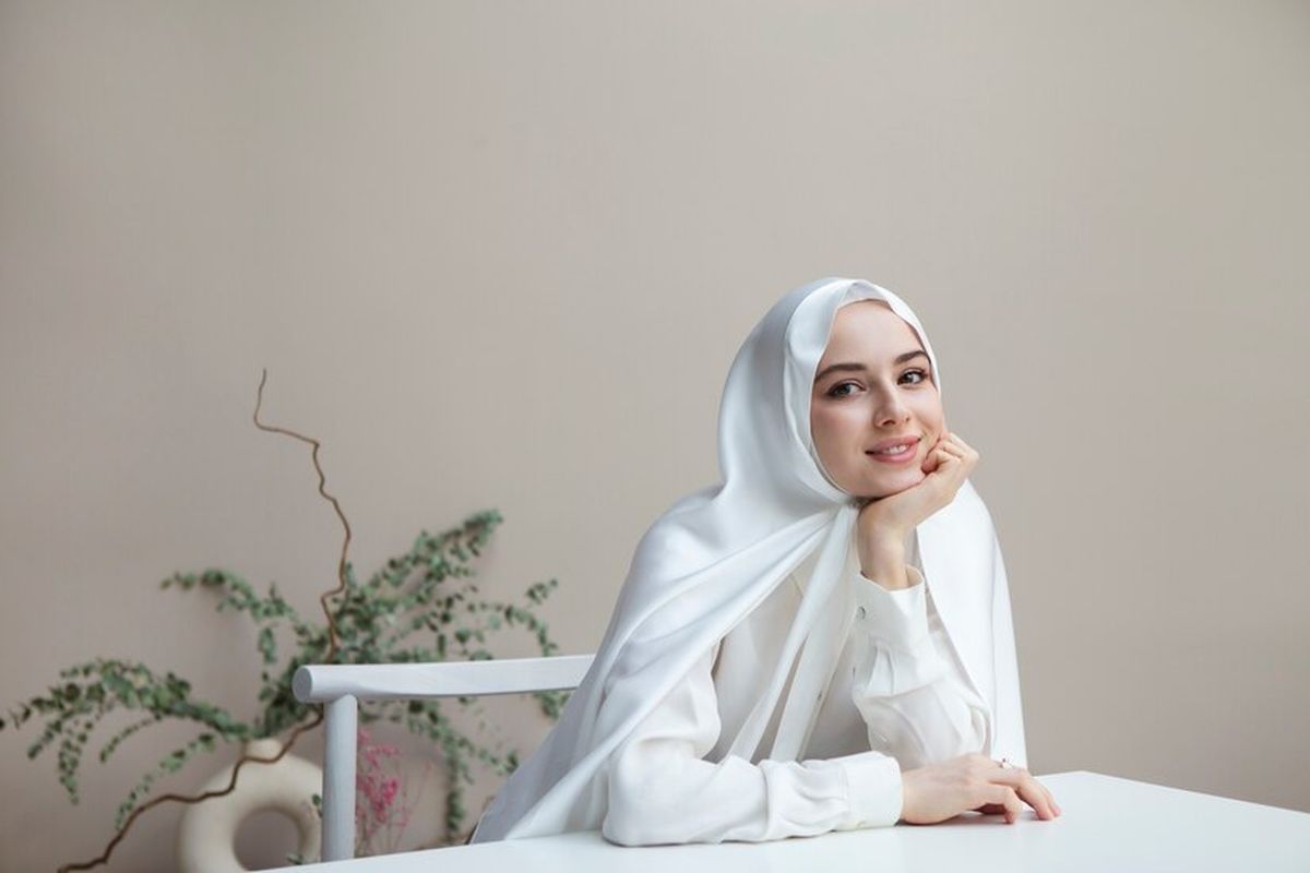 makeup lebaran 2025, makeup tahan lama, tips makeup anti luntur, makeup lebaran tahan lama, Anti Luntur, 6 Rahasia Makeup Tahan Seharian, 1. Persiapan kulit adalah kunci, 2. Gunakan primer , 3. Aplikasikan foundation dengan teknik yang benar, 4. Pilih foundation sesuai jenis kulit, 5. Hindari menggunakan terlalu banyak produk, 6. Gunakan bedak dan setting spray
