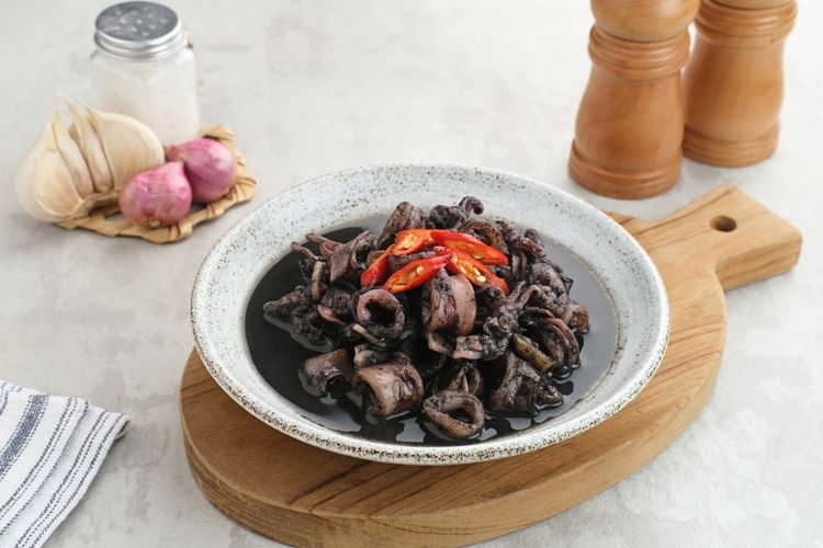 Resep cumi bumbu hitam, resep cumi bumbu hitam pedas, resep cumi bumbu hitam madura, cumi hitam tidak amis, bumbu hitam, Resep Cumi Bumbu Hitam, Bahan Ini Bikin Tidak Alot dan Amis, Resep Cumi Bumbu Hitam, Cara Membuat Cumi Bumbu Hitam, Trik agar Cumi Tidak Amis dan Tetap Empuk, Tips Penyajian