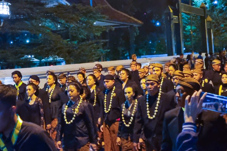 Laku Tapa Bisu, Kirab Pusaka Dalem Mangkunegaran, Laku Tapa Bisu, Tradisi Hening pada Kirab Pusaka Dalem Mangkunegaran, Apa Itu Laku Tapa Bisu?, Bagian penting dari Kirab Pusaka Dalem, Jadwal Kirab Pusaka Dalem Mangkunegaran 2026, Masyarakat bisa menyaksikan dari pinggir jalan, Aturan berpakaian dan etika selama Kirab Pusaka Dalem Mangkunegaran