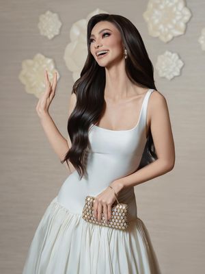 emma tiglao, siapa emma tiglao, profil emma tiglao, juara miss grand international 2025, pemenang miss grand international 2025, 9 Gaya Emma Tiglao Juara Miss Grand International 2025, Glamor dan Anggun, 1. Gaun putih berpayet yang memesona, 2. Busana lace biru elektrik yang berani, 3. Gaun oranye satin dengan belahan tinggi, 4. Gaun merah strapless penuh pesona, 5. Setelan putih modern yang berkelas, 6. Crop top motif houndstooth dan celana jaring, 7. Nuansa pink fuchsia yang chic, 8. Gaun satin nude berpotongan drapery, 9. Gaun putih clean look namun elegan, 9. Gaun oranye berkilau di malam kemenangan