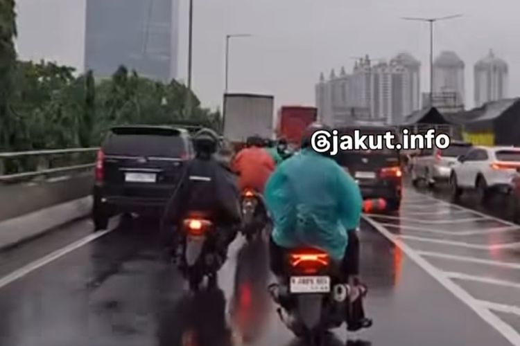 banjir, Jalan Yos Sudarso, Sunter, Kawasan Sunter Masih Banjir, Motor Sempat Boleh Masuk Tol