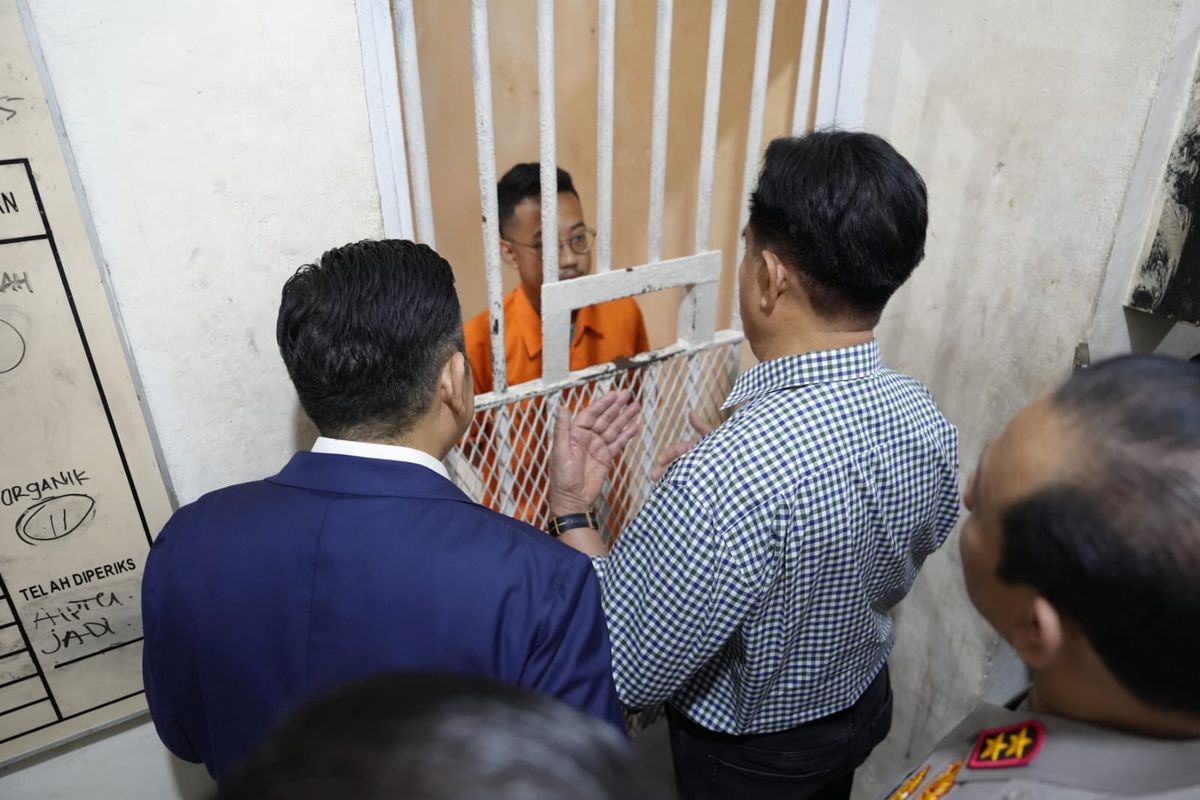 Otto Hasibuan, Yusril Ihza Mahendra, proses hukum, Lokataru Foundation, Delpedro Marhaen, direktur lokataru foundation, Delpedro Marhaen Siap Jalani Proses Hukum, Tegaskan Tidak Bersalah, Pertemuan dengan Yusril dan Otto di Rutan Polda Metro, Keyakinan pada Integritas Penegak Hukum, Bantahan dari Tim Advokasi untuk Demokrasi, Polisi Beberkan Bukti Ajakan Provokatif