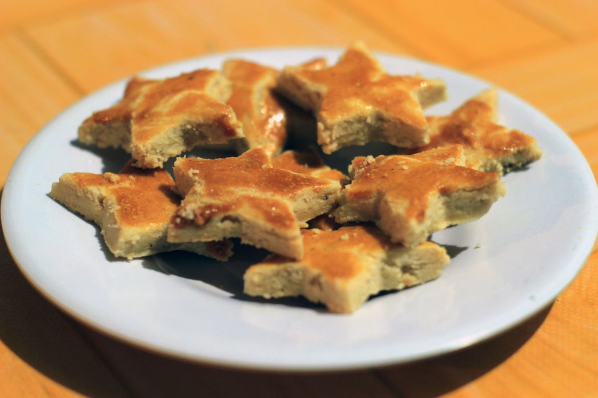 kue kacang, camilan lebaran, Lebaran, Kue Kacang untuk Stoples Lebaran Gampang Hancur, Ini Cara Mengatasinya, 1. Pemilihan bahan yang tepat, 2. Membuat adonan dengan benar, 3. Mencetak adonan dengan rapi, 4. Panggang dengan teknik yang tepat