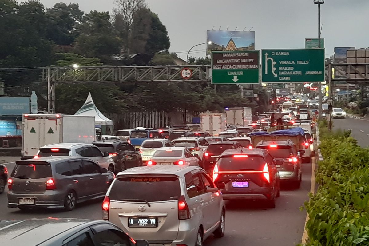 Puncak Bogor, kemacetan di puncak bogor, Atasi Kemacetan di puncak bogor, Atasi Biang Macet di Puncak, Pemkab Bogor Akan Lebarkan Jalan dan Tertibkan PKL