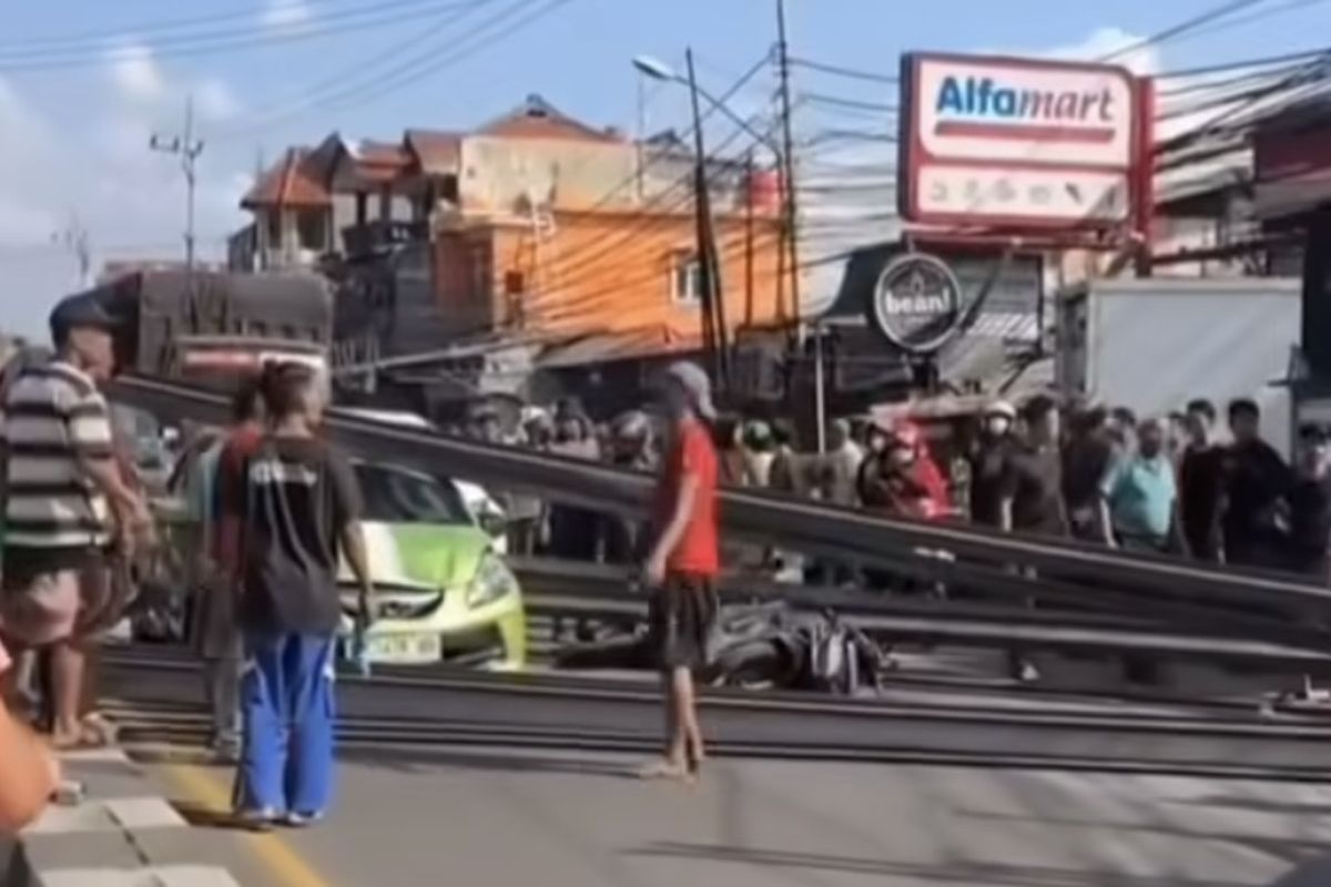 kendaraan besar, truk, Truk, Lalu Lintas, kecelakaan truk, aman berkendara, Belajar dari Kecelakaan di Flyover Cibinong, Jaga Jarak dengan Truk