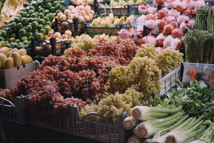 anggur, kemasan anggur, Mengapa Kemasan Anggur Biasanya Berlubang?, Proses respirasi pada buah anggur, Jangan pindahkan ke wadah tertutup, Simpan di laci kulkas, Cuci anggur hanya saat akan dimakan