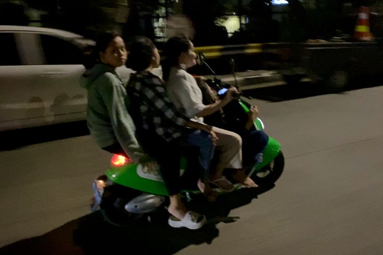 motor, naik motor, Motor, bonceng, pengendara motor, mengendarai motor, bonceng 3, Kebiasaan Menyepelekan Keselamatan, Bonceng Lebih dari Satu Penumpang
