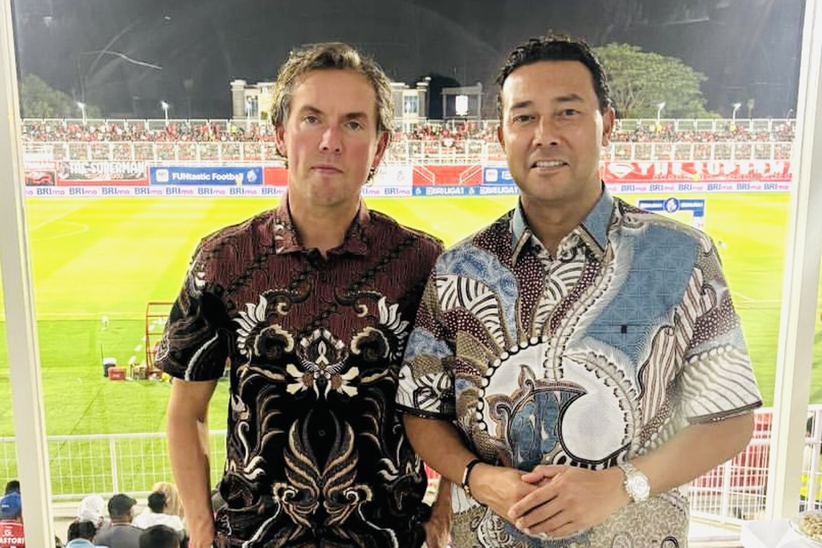 timnas Indonesia, Denny Landzaat, Timnas Indonesia, Piala Dunia 2026, China, kualifikasi Piala Dunia 2026, Timnas Indonesia vs China, kualifikasi piala dunia 2026, Denny Landzaat Tiba di Jakarta Jelang Laga Timnas Indonesia Vs China