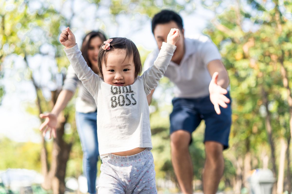 coparenting, co parenting adalah, co parenting yang baik, coparenting tips, manfaat coparenting, Tips Co-parenting Tanpa Drama Menurut Psikolog, Demi Anak Bahagia, 1. Rasa aman dan stabil, 2. Regulasi emosi yang lebih baik, 3. Kedekatan dengan kedua orangtua, 4. Minim stres, 1. Pisahkan emosi pribadi dari kebutuhan anak, 2. Komunikasi yang jelas, singkat, dan terstruktur, 3. Terapkan prinsip negosiasi win-win, 4. Libatkan pihak ketiga bila perlu, 5. Kelola emosi diri sendiri, 6. Fleksibel, tetapi tetap menjaga stabilitas, 7. Libatkan anak sesuai usia