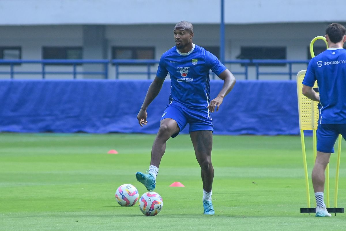Gervane Kastaneer, Persib, Liga 1 2024-2025, Persib Bandung, Bojan Hodak, Persib Bandung vs Bali United, Pulih dari Cedera, Gervane Kastaneer Jadi Harapan Persib untuk Sisa Musim