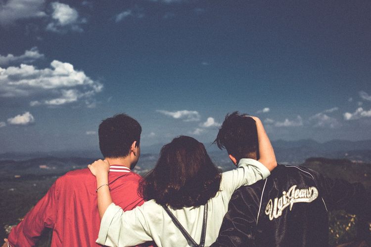 bunuh diri, mencegah bunuh diri, support system, mengakhiri hidup, tips mencegah bunuh diri, fenomena bunuh diri, support system bunuh diri, Jangan Diam Saja, Ini 7 Cara Mencegah Seseorang Bunuh Diri Menurut Psikolog, 1. Ajak ngobrol, 2. Tak perlu menghindari topik kematian, 3. Hilangkan akses terhadap benda atau zat berbahaya, 4. Bicarakan masa depan yang realistis, 5. Jangan menghakimi dengan agama, 6. Hadir untuk mereka, 7. Katakan hal-hal yang disukai