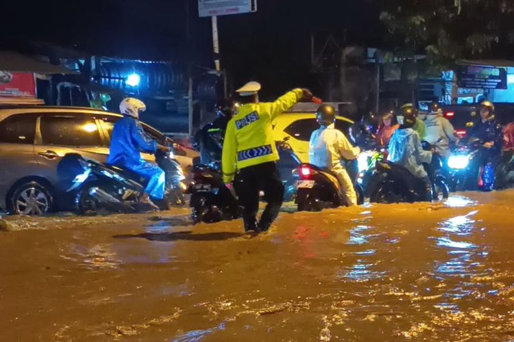 Water Hammer, water hammer motor, nekat terjang banjir, risiko motor nekat terjang banjir, Nekat Terjang Banjir, Motor Bisa Kena Water Hammer