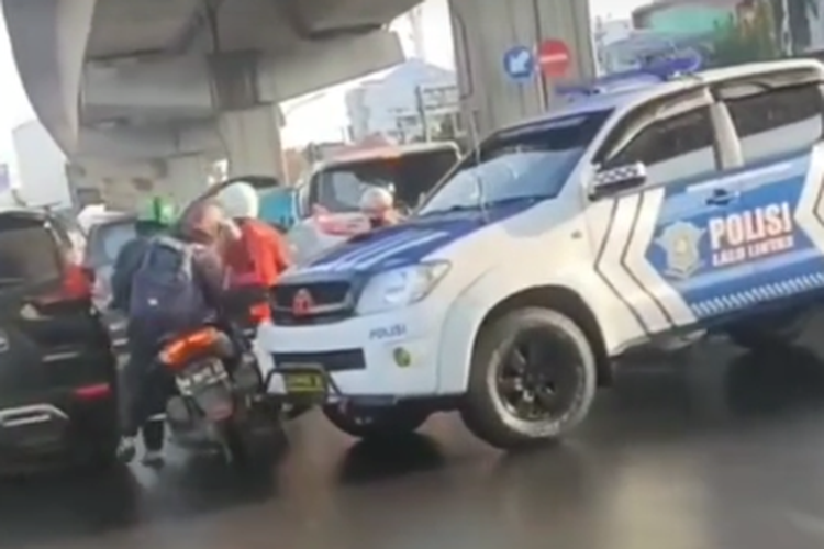 Tol Tomang, patwal, mobil patwal, safety driving, Viral Patwal Polisi Senggol Mobil di Tol Tomang, Ini Sikap Pengendara yang Aman