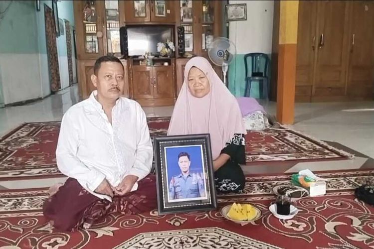 prajurit TNI gugur, Praka Ahmad Nur, HUT TNI, praka zaenal, praka zaenal gugur, Kisah Haru Praka Zaenal, Prajurit Marinir yang Gugur Saat Latihan Terjun Jelang HUT ke-80 TNI, Detik-Detik Kecelakaan di Langit Jakarta, “Doain Ya Emak, Saya Terjun Terakhir”, Cita-Cita Sejak Kecil Menjadi Prajurit, Harapan yang Tak Sempat Terwujud