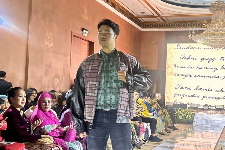 batik, industri fashion, Guruh Soekarnoputra, wastra nusantara, wastra nusantara contoh, limbah perca, Guruh Soekarnoputra Ubah Limbah Perca Batik Jadi Busana Bernilai Seni, Guruh Soekarnoputra ubah limbah perca jadi busana bernilai seni, Kepedulian Guruh Soekarnoputra pada daur ulang dan lingkungan, Mengangkat wastra Nusantara sebagai identitas dan pengabdian, Mendorong generasi muda untuk melestarikan budaya