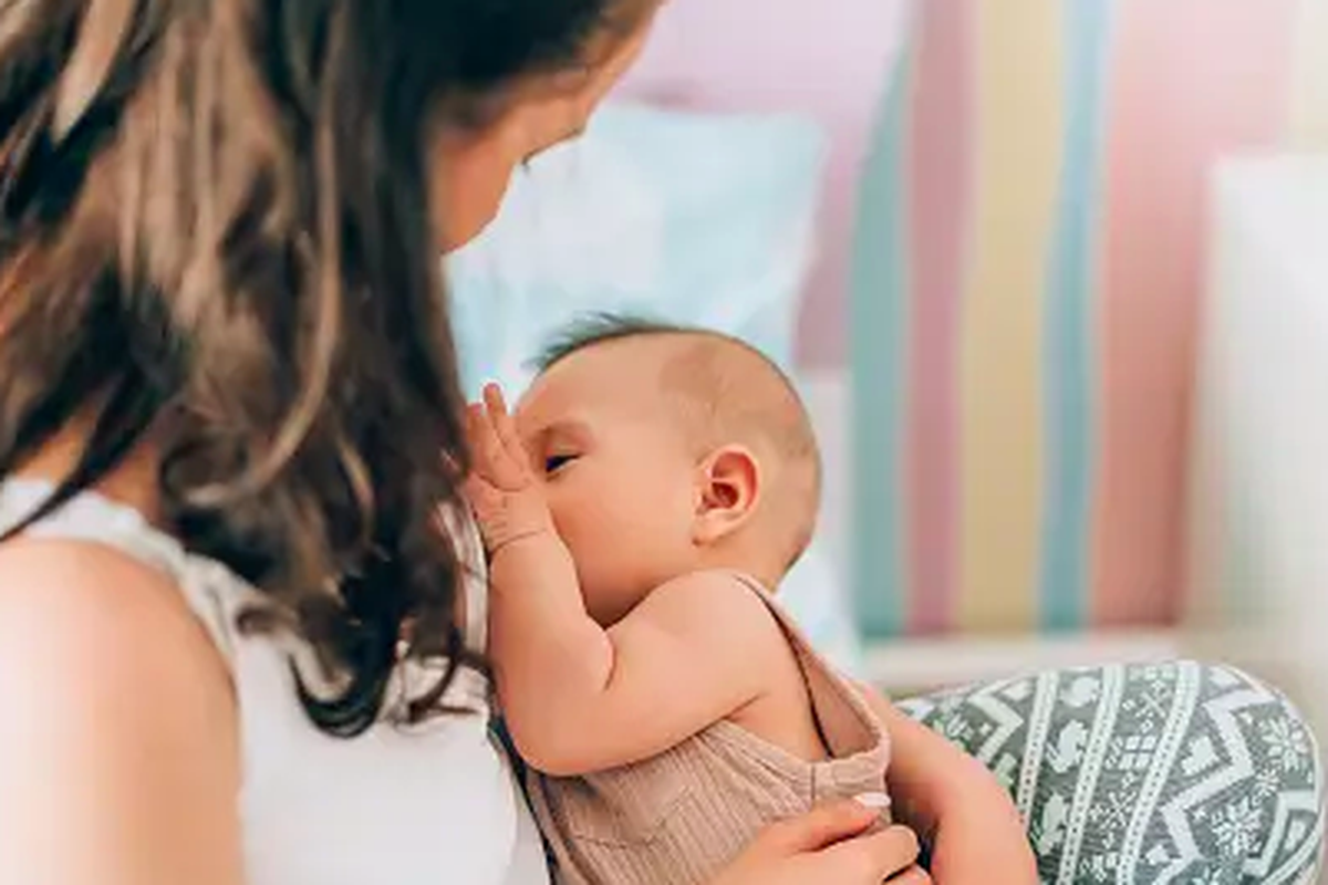 payudara bengkak saat menyusui, ibu menyusui bayi, tips mengatasi payudara bengkak saat menyusui, kendala ibu menyusui, payudara ibu menyusui terasa nyeri dan keras, 7 Tips Atasi Payudara Bengkak Saat Menyusui, 1. Menyusui lebih sering, 2. Memompa ASI, 3. Pijat lembut, 4. Kompres hangat, 5. Kompres dingin, 6. Kompres dengan kubis, 7. Perhatikan tanda bayi ingin menyusu