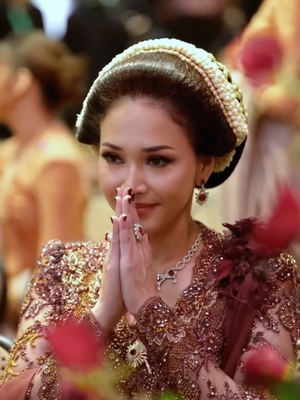 Maia Estianty, 6 Gaya Maia Estianty saat Akad Nikah El Rumi dan Syifa Hadju, Serba Elegan, 1. Kebaya maroon penuh detail bordir, 2. Sanggul tradisional yang rapi, 3. Rangkaian bunga sebagai pemanis rambut, 4. Riasan wajah soft glam yang flawless, 5. Perhiasan merah yang serasi, 6. Selendang sebagai sentuhan manis