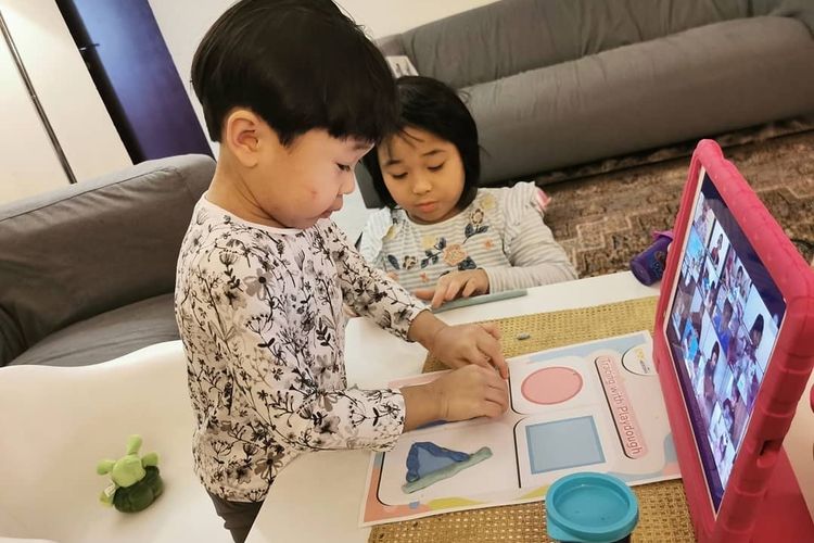 hewan peliharaan, 6 Manfaat Hewan Peliharaan bagi Tumbuh Kembang Anak, Bukan Sekadar Teman Bermain, 1. Membantu proses belajar, 2. Memberikan rasa nyaman, 3. Mendorong sifat mengasuh, 4. Menjaga kesehatan anak, 5. Membangun kepercayaan diri, 6. Mempererat ikatan keluarga
