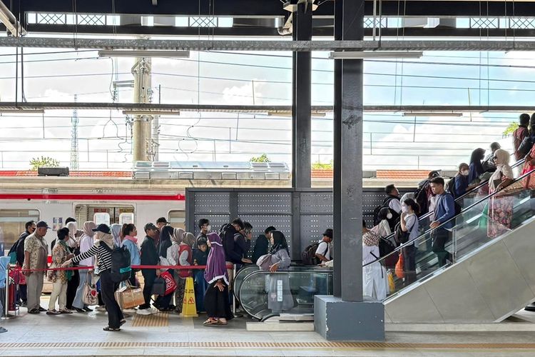 Stasiun Tanah Abang, Stasiun Bogor, Stasiun Sudimara, Stasiun Palmerah, WFH ASN, Penumpang KRL Menurun 27 Persen Saat Hari Pertama WFH ASN
