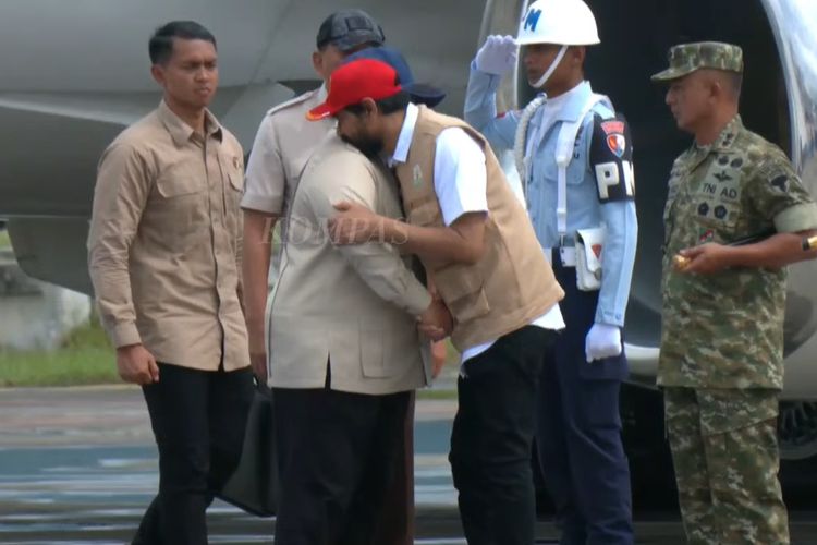 Prabowo, Presiden Prabowo, Aceh, Gubernur Aceh, Mualem, banjir aceh, mualem aceh, Gubernur Mualem, banjir aceh 2025, prabowo ke aceh, presiden prabowo ke aceh, kunjungan prabowo ke aceh, Momen Prabowo Santap Ikan Tongkol di Dapur Umum Banjir Aceh dan Peluk Gubernur Mualem, Menyicipi Makanan Bersama Korban Banjir, Agenda Padat Meninjau Penanganan Banjir, Momen Hangat Prabowo Memeluk Gubernur Aceh, Tinjauan Lapangan hingga Percepatan Pemulihan