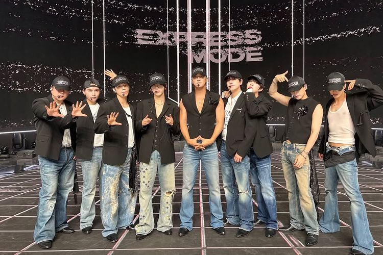 Super Junior, konser super junior 2025, konser super junior 2025 jakarta, super junior member, super junior konser jakarta 2025, super show 10 jakarta, outfit super junior, 5 Inspirasi Gaya Super Junior, Rapi dan Elegan, 1. Santai namun tetap stylish, 2. Serba putih yang elegan, 3. Hitam klasik, 4. Sentuhan glamor dengan merah, 5. Kasual edgy dengan jeans