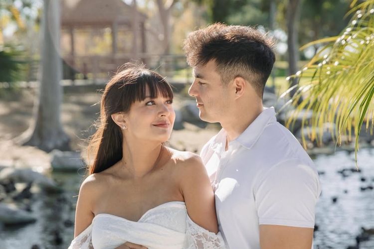 Tyler Bigenho, 7 Style Maternity Shoot Aurelie Moeremans, Serba Putih dan Romantis dengan Suami, 1. Kenakan gaun renda putih, 2. Potongan off-shoulder, 3. Riasan wajah natural "pregnancy glow", 4. Tatanan rambut dengan poni ikonis, 5. Aksesori minimalis untuk kesan timeless, 6. Kekompakan busana bersama Tyler Bigenho, 7. Kehangatan cahaya "golden hour"