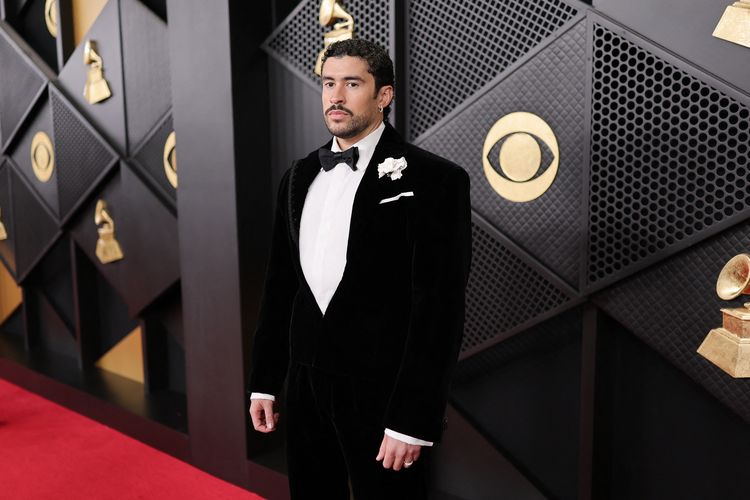 Bad Bunny, Album of the Year, Inspirasi Busana Pria ala Bad Bunny, Pakai Tuxedo Berkorset di Grammy 2026, Detail busana yang jadi pusat perhatian, Permainan maskulin dan feminin, Momen penting bagi dunia mode, Lebih dari sekadar gaya karpet merah