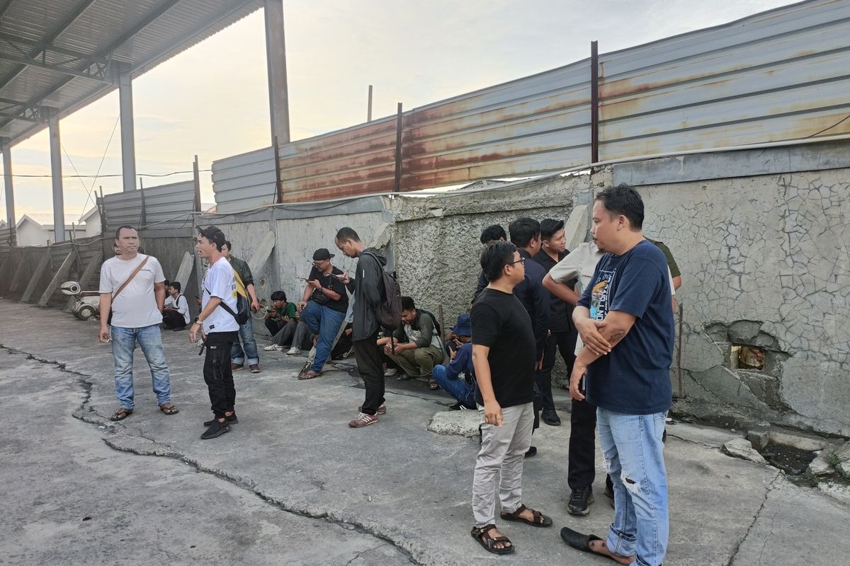 pengeroyokan wartawan di Serang, Polda Banten tangkap pelaku pengeroyokan, anggota Brimob pengeroyokan wartawan, kasus penyegelan pabrik PT GRS Serang, KLH dikeroyok saat liputan, kronologi pengeroyokan wartawan Banten, Update Kasus Pengeroyokan Wartawan di Serang: 4 Orang Ditangkap, Termasuk Anggota Brimob, Kronologi pengeroyokan wartawan di Serang, KLH ikut baku hantam, Reaksi menteri lingkungan hidup, Polisi kejar tersangka lain