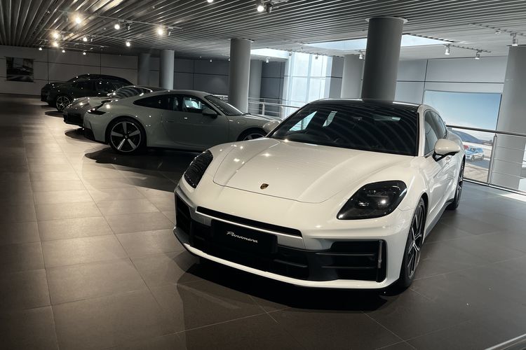 Porsche Exclusive Manufaktur, Porsche Centre Jakarta, kustomisasi mobil, Valencia Maximillian, Layanan Porsche Exclusive Manufaktur Tersedia di indonesia
