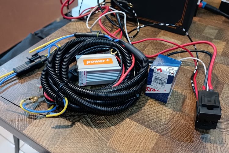 aksesoris mobil, modifikasi mobil, korsleting kabel, keamanan kelistrikan, Cara Mencegah Korsleting saat Pasang Lampu Mini Proyektor