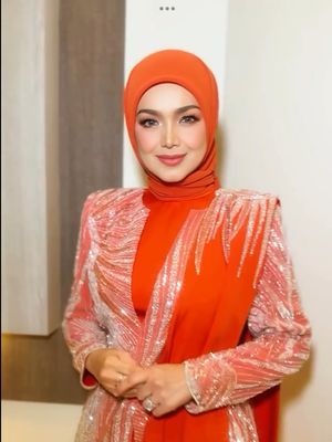 Siti Nurhaliza, Pestapora, Pestapora 2025, siti nurhaliza pestapora, outfit siti nurhaliza, 6 Outfit Siti Nurhaliza di Pestapora 2025, Nuansa Oranye yang Manis, 1. Hijab oranye terang, 2. Setelan berpayet, 3. Potongan longgar dengan detail drapery, 4. Scarf oranye menjuntai, 5. Makeup flawless bernuansa soft glam, 6. Aksesori minimalis