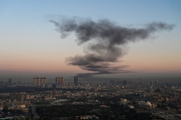 Asap membubung dari Bandara Internasional Erbil, yang dihuni pasukan koalisi Amerika Serikat di Irak, di tengah pertempuran AS-Israel dengan Iran pada Minggu (1/3/2026).