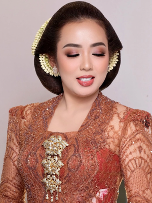 6 Gaya Soimah di Pernikahan Putra Pertama, Pakem Adat Jawa, 1. Mengenakan kebaya beludru klasik, 2. Memadukan kain tradisional bernuansa Jawa, 3. Tampil dengan kebaya brokat warna tembaga, 4. Mempertahankan sanggul khas Jawa, 5. Hiasan melati memperkuat nuansa tradisional, 6. Makeup flawless dengan sentuhan modern