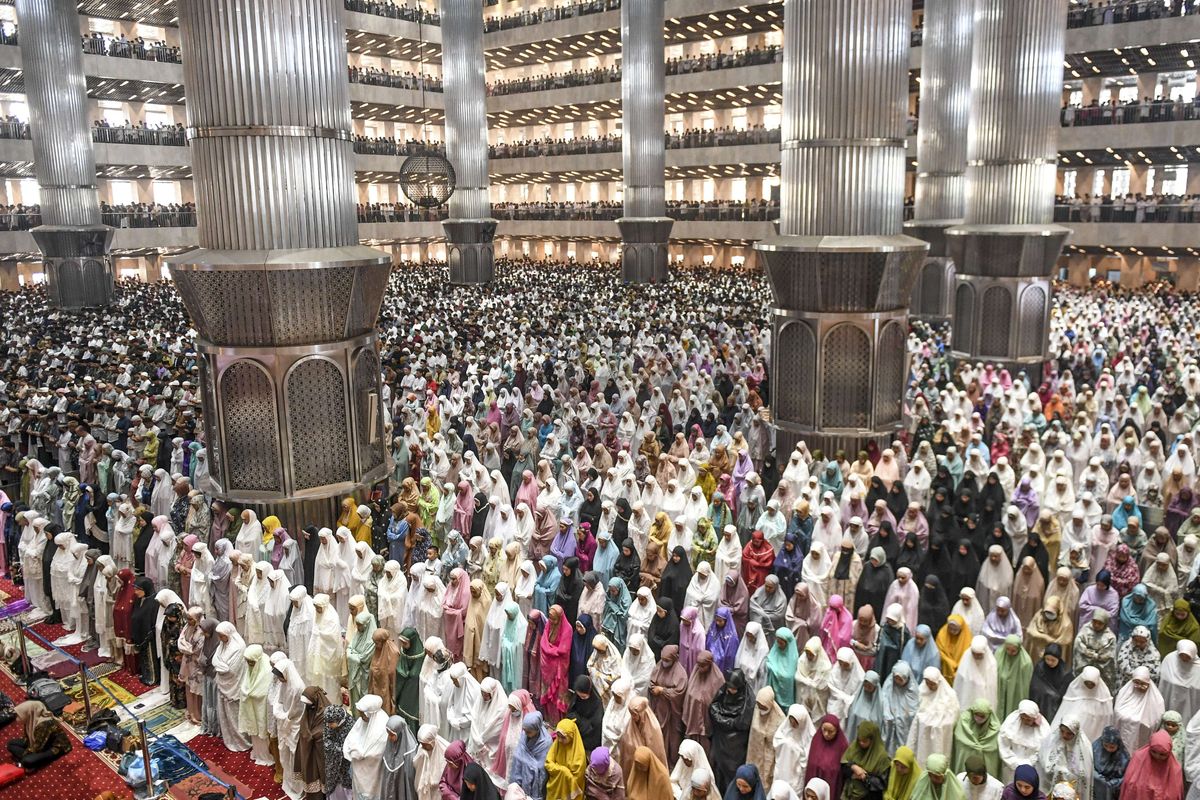 Tata Cara Shalat Idul Fitri Lengkap: Niat, Hukum, dan Panduan Takbir Sesuai Sunah, Hukum Shalat Idul Fitri, Waktu Pelaksanaan, Tata Cara dan Urutan Rakaat, Bacaan Niat dan Tasbih, Khutbah Setelah Shalat, Hikmah Kemenangan: Kembali ke Fitrah