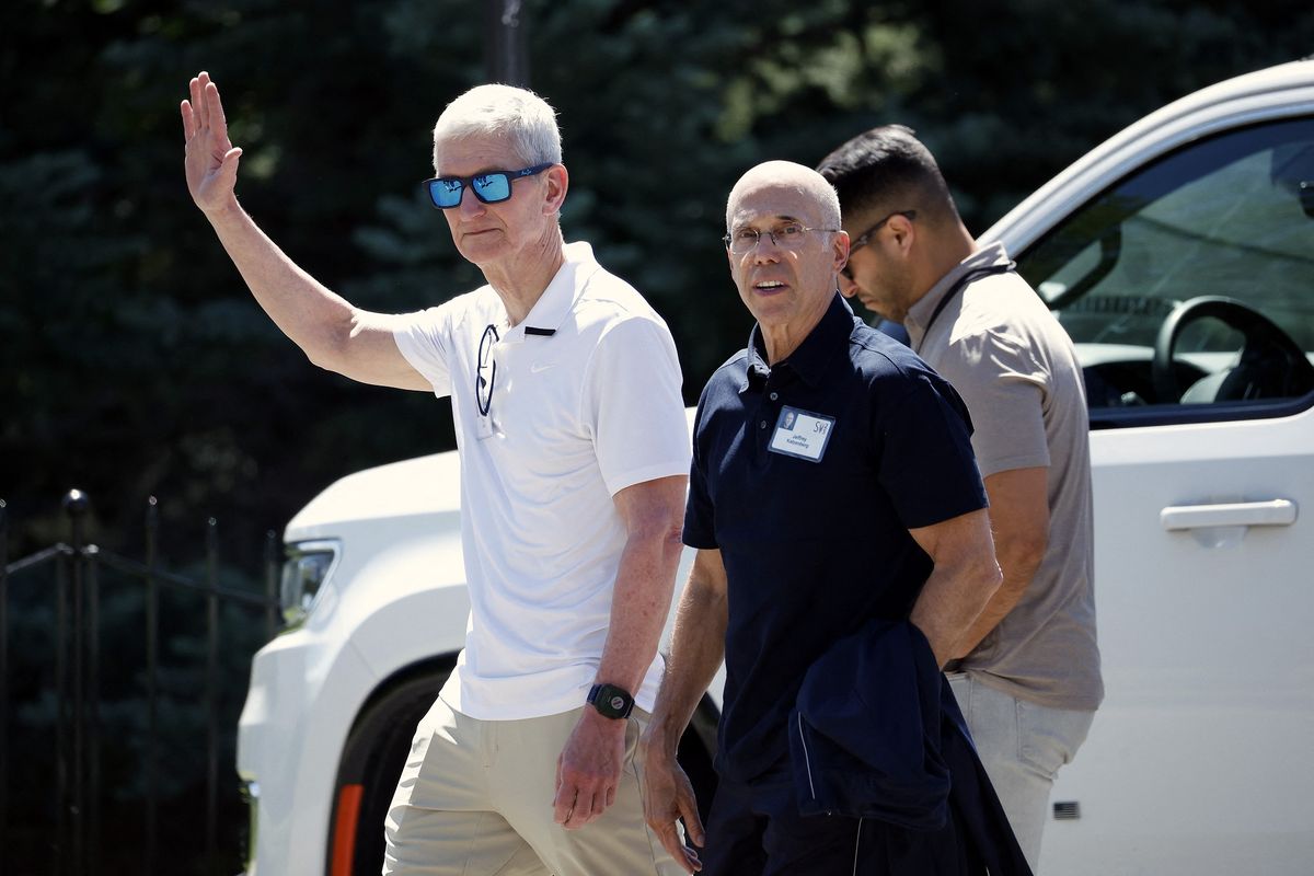 Apple, Tim Cook, CEO Apple, gaji CEO Apple, Meski Turun Rp 5 Miliar, Gaji CEO Apple Tim Cook Tetap di Angka Triliunan