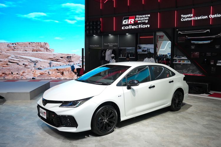 Toyota Corolla Altis HEV, GR Sport, GIIAS 2025, sedan ramah lingkungan, Corolla Altis HEV GR Sport: Kombinasi Sporty dan Ramah Lingkungan, Toyota Corolla Altis HEV GR Sport: Sedan Sporty Ramah Lingkungan di GIIAS 2025, Performa Mesin yang Mengesankan, Dimensi Ideal untuk Kenyamanan, Penyempurnaan Visual dan Teknis pada Varian GR Sport, Interior Balap yang Mewah, Pilihan Warna Menarik untuk Konsumen, Keamanan yang Terdepan dengan Toyota Safety Sense, Harga yang Kompetitif di Pasar