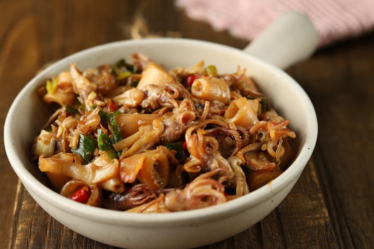 resep cumi, menu makan siang, resep seafood rumahan, Resep cumi, cara masak cumi, resep cumi cabe ijo, cumi anti alot, Resep Cumi Cabe Ijo Harum dan Empuk, Masak Cepat 15 Menit