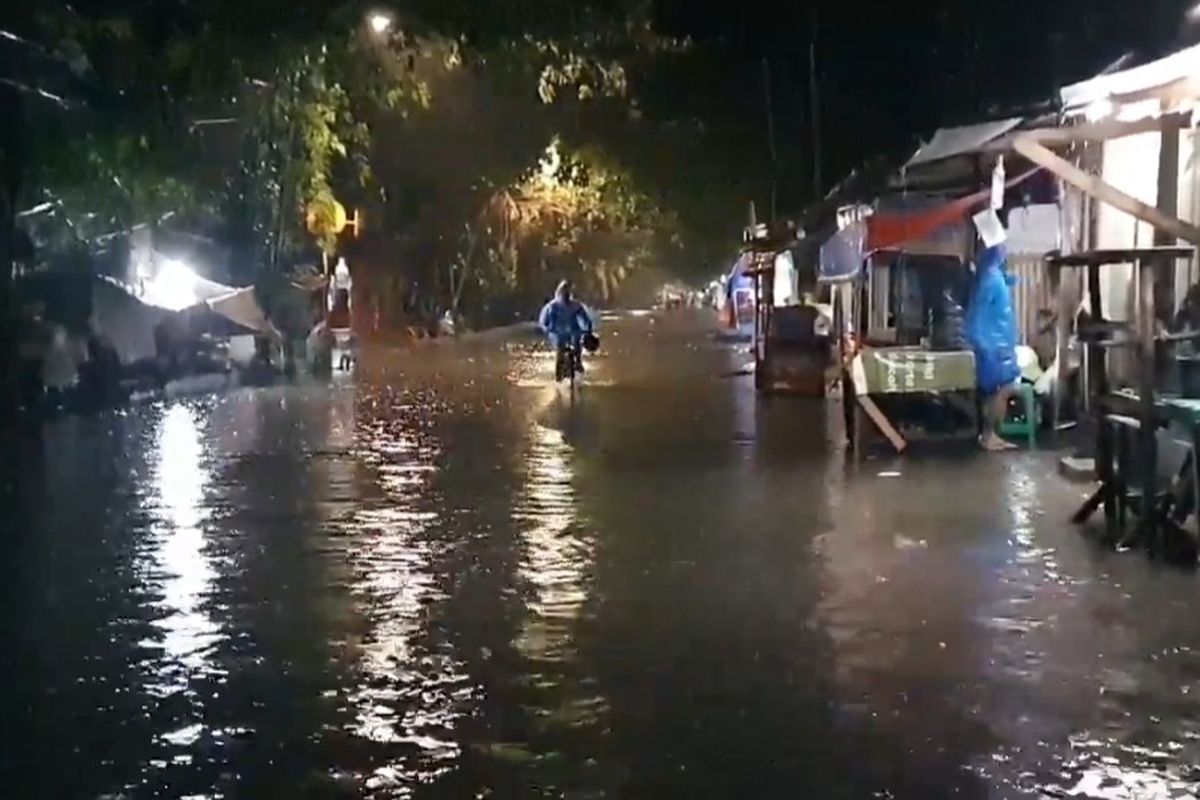 Hujan, Banjir, hujan, banjir, banjir di jakarta, banjir di Jabodetabek, Banjir Jakarta Belum Surut, Masih Ada Jalan Tergenang