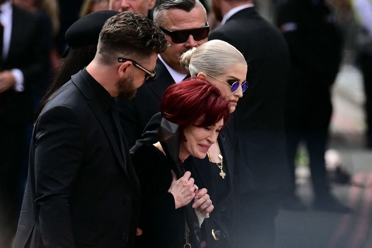 Ozzy Osbourne, Sharon Osbourne, Black Sabbath, pemakaman Ozzy Osbourne, Pemakaman Ozzy Osbourne, black sabbath, ozzy osbourne black sabbath, ozzy osbourne funeral, cincin ozzy osbourne, Pemakaman Ozzy Osbourne, Sharon Osbourne Pakai Cincin Nikah Sang Suami