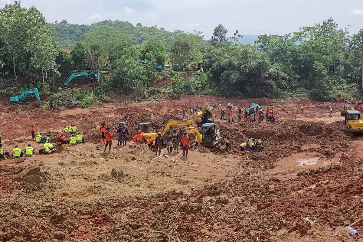 BNPB, tim SAR gabungan, Tim SAR gabungan, longsor cilacap, longsor Cibeunying, longsor majenang, 1.001 Personel SAR Gabungan dan 22 Alat Berat Dikerahkan Cari Korban Longsor Cilacap