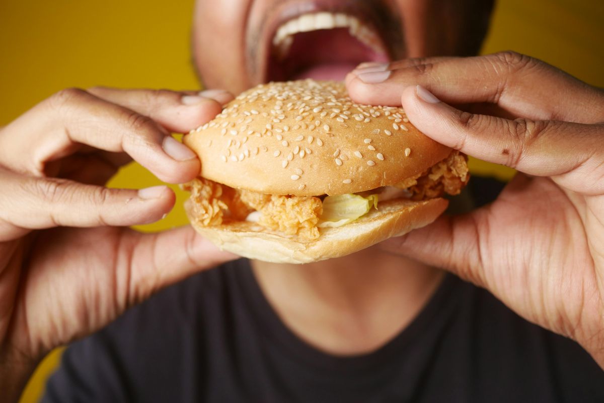 Makan berlebihan, makan terlalu banyak, makan berlebihan, kekenyangan, kebiasaan makan, Mengatasi makan berlebihan, mengatasi makan berlebihan, Dampak Makan Berlebihan: Apa yang Terjadi Pada Tubuh dan Cara Mengatasinya, Dampak jangka pendek makan terlalu banyak, Dampak jangka panjang: risiko kesehatan yang lebih serius, Mengatasi makan berlebihan: apa yang bisa dilakukan?, Mekanisme otak: kenapa kita makan berlebihan?, Mencegah kebiasaan makan berlebihan