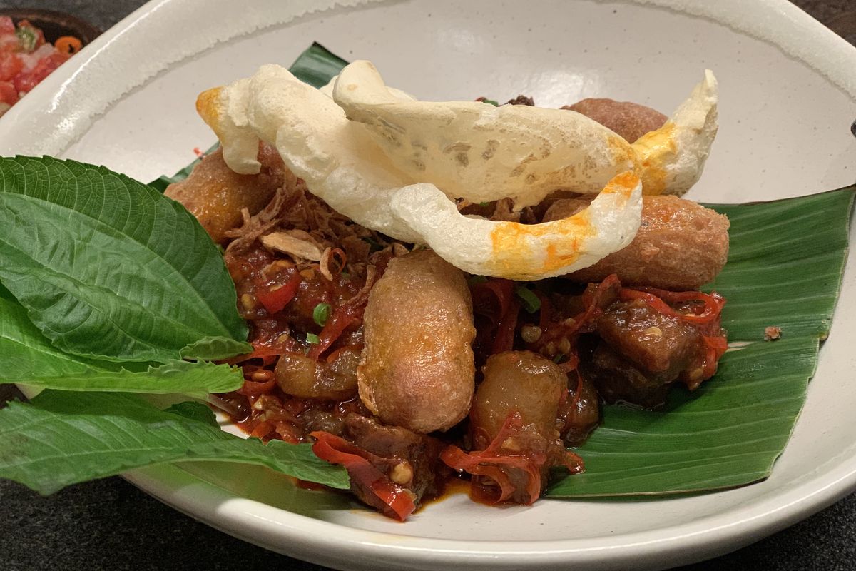 lauk, TasteAtlas, 10 Lauk Pendamping Khas Indonesia Terbaik Versi TasteAtlas, Ada Favoritmu?, 1. Perkedel, 2. Tempe Mendoan, 3. Nasi Kuning, 4. Sambal, 5. Tempe Goreng, 6. Sambal Matah, 7. Krupuk, 8. Krupuk Udang, 9. Nasi Timbel, 10. Tumis Kangkung