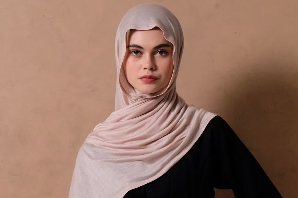 hijab, voal, viscose-rayon, silk, Ramadhan 2025, pashmina cashmere, pashmina bordir, rekomendasi pashmina kekinian, pashmina kekinian, pashmina 2025, 8 Rekomendasi Pashmina Kekinian dengan Harga di Bawah Rp 200.000, 1. Pashmina Bordir Sulam Orangeshopz, 2. Pashmina Silk Yumnakamra, 3. Pashmina Voal Arabian Hijabqa, 4. Pashmina Oval Lozy Hijab, 5. Pashmina Cashmere Kokomi, 6. Pashmina Tencel Loewes, 7. Pashmina Ceruti Motif Floral HIRA, 8. Pashmina Viscose Marble Luxor