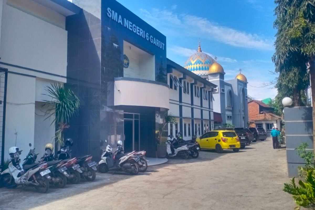 Gubernur Jawa Barat, Dedi Mulyadi, SMAN 6 Garut, korban perundungan, siswa tak naik kelas, siswa bunuh diri di garut, SMAN 6 garut, Dedi Mulyadi Nonaktifkan Kepala SMAN 6 Garut Usai Siswa Meninggal Diduga Korban Perundungan