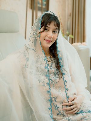 Adinda Thomas, Manis dan Bersahaja, Intip 7 Detail Outfit Tasyakuran 4 Bulan Kehamilan Adinda Thomas, 1. Palet Warna "Soft &amp; Calm", 2. Material Lace dengan Bordir Floral, 3. Kerudung Tulle yang Transparan, 4. Cutting Busana yang Nyaman untuk Bumil, 5. Riasan Wajah Flawless, 6. Tatanan Rambut Simpel dengan Poni, 7. Keserasian dengan Sang Suami